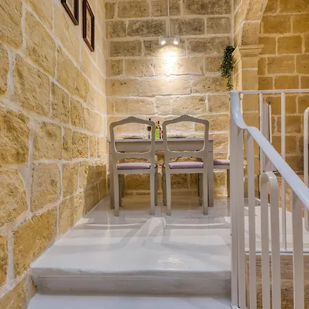 Dom wakacyjny Beautiful Traditional Townhouse In The Heart Of Amif2-1