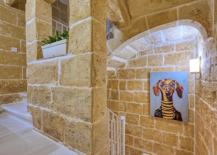 Beautiful Traditional Townhouse In The Heart Of Amif2-1