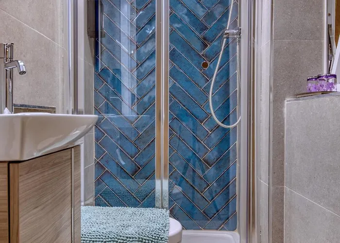 Beautiful Traditional Townhouse In The Heart Of Amif2-1