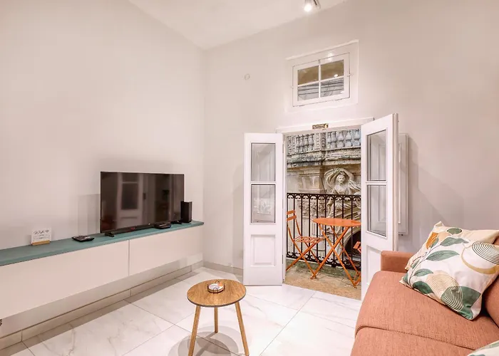 Dom wakacyjny Beautiful Traditional Townhouse In The Heart Of Amif2-1