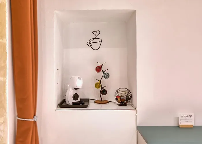 Beautiful Traditional Townhouse In The Heart Of Amif2-1