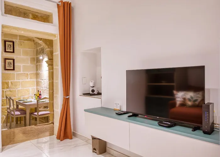 Dom wakacyjny Beautiful Traditional Townhouse In The Heart Of Amif2-1