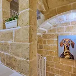Beautiful Traditional Townhouse In The Heart Of Amif2-1