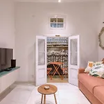 Beautiful Traditional Townhouse In The Heart Of Amif2-1 Сasa de vacaciones