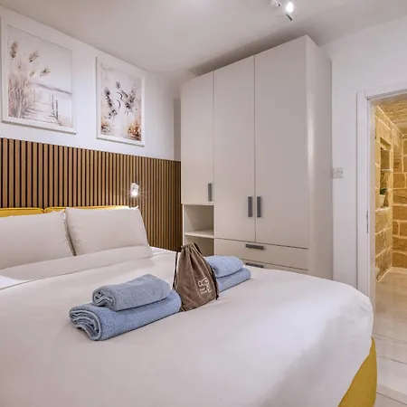 Beautiful Traditional Townhouse In The Heart Of Amif2-1