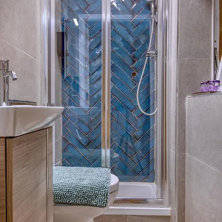 Beautiful Traditional Townhouse In The Heart Of Amif2-1