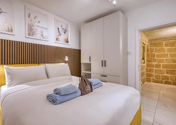 Beautiful Traditional Townhouse In The Heart Of Amif2-1